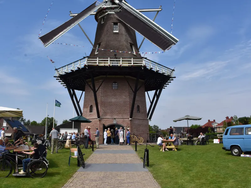 Drukte bij de puurveense nmolen tijdens de fietstocht