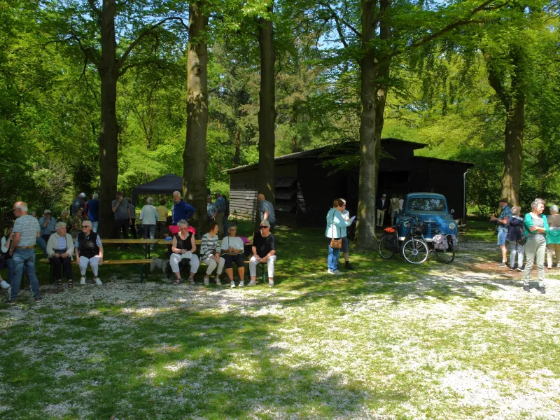 Uitrusten bij een van de stops tijdens de fietstocht van de Puurveense molen