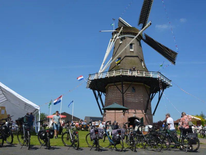 Veel fietsen die voor de molen staan tijdens de fietstocht van de Puurveense molen